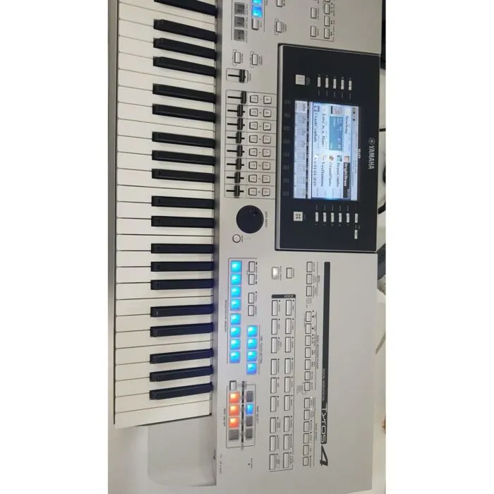 Workstation Digital de alta qualidade sonora e tecnológica. Em sua categoria, o Tyros4 não tem comparação com nenhum outro instrumento existente no mercado. 4ª geração do Tyros com foco no novo Vocal Harmony 2 e conteúdo interno melhorado. As cores e acab