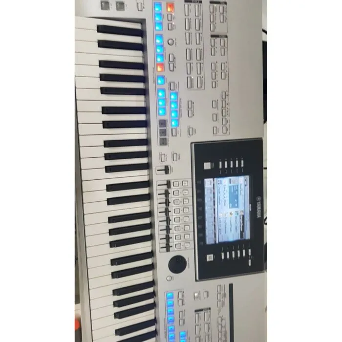 Workstation Digital de alta qualidade sonora e tecnológica. Em sua categoria, o Tyros4 não tem comparação com nenhum outro instrumento existente no mercado. 4ª geração do Tyros com foco no novo Vocal Harmony 2 e conteúdo interno melhorado. As cores e acab