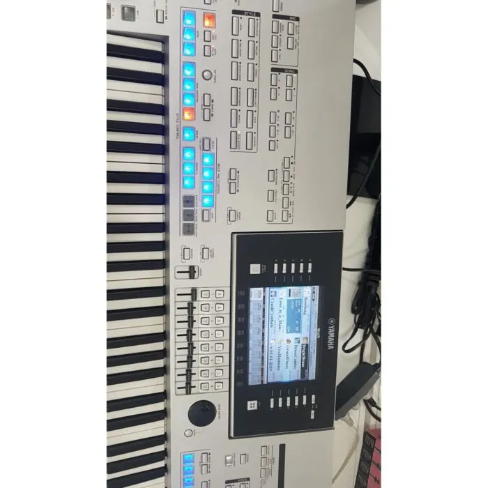 Workstation Digital de alta qualidade sonora e tecnológica. Em sua categoria, o Tyros4 não tem comparação com nenhum outro instrumento existente no mercado. 4ª geração do Tyros com foco no novo Vocal Harmony 2 e conteúdo interno melhorado. As cores e acab