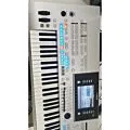 Workstation Digital de alta qualidade sonora e tecnológica. Em sua categoria, o Tyros4 não tem comparação com nenhum outro instrumento existente no mercado. 4ª geração do Tyros com foco no novo Vocal Harmony 2 e conteúdo interno melhorado. As cores e acab thumbnail