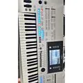 Workstation Digital de alta qualidade sonora e tecnológica. Em sua categoria, o Tyros4 não tem comparação com nenhum outro instrumento existente no mercado. 4ª geração do Tyros com foco no novo Vocal Harmony 2 e conteúdo interno melhorado. As cores e acab thumbnail